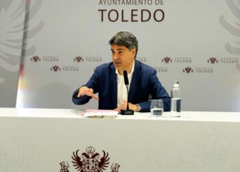 El portavoz municipal critica la falta de respeto del Ministerio con Toledo por el AVE y exige celeridad y seriedad