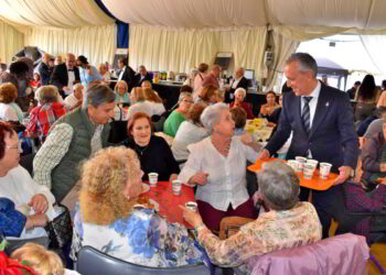 Encuentro de mayores en feria con churros, mayos y el humor de «El Aberroncho»