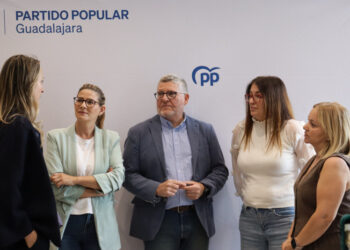 El PP mantiene que no se puede llamar inclusión a obligar a las familias a esperar o desplazarse y exige soluciones urgentes