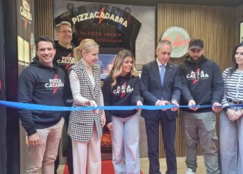 El alcalde valora el espíritu emprendedor de David Caravantes en la inauguración de la pizzería automática «Pizzacadabra»