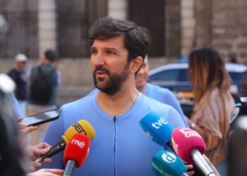 El Ayuntamiento respalda el reto deportivo de cinco agentes de Policía Local que recorrerán la Vía de la Plata hasta Santiago en bicicleta
