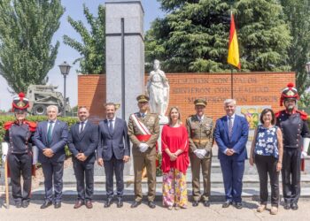 La alcaldesa de Guadalajara acompaña la celebración de San Fernando junto al Parque de Ingenieros