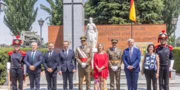 La alcaldesa de Guadalajara acompaña la celebración de San Fernando junto al Parque de Ingenieros