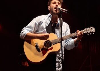 Antonio José enamora con sus canciones y un torbellino de voz en el gran concierto de feria de mayo