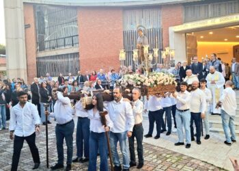 La barriada Libertad recupera ocho años después la procesión de Santa Gema
