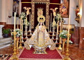 La Virgen de Gracia porta en el besamanos el bastón de alcaldesa perpetua