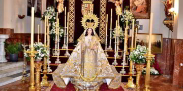 La Virgen de Gracia porta en el besamanos el bastón de alcaldesa perpetua