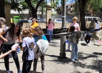 El parque de San Isidro reúne a decenas de familias en una jornada de convivencia y juegos