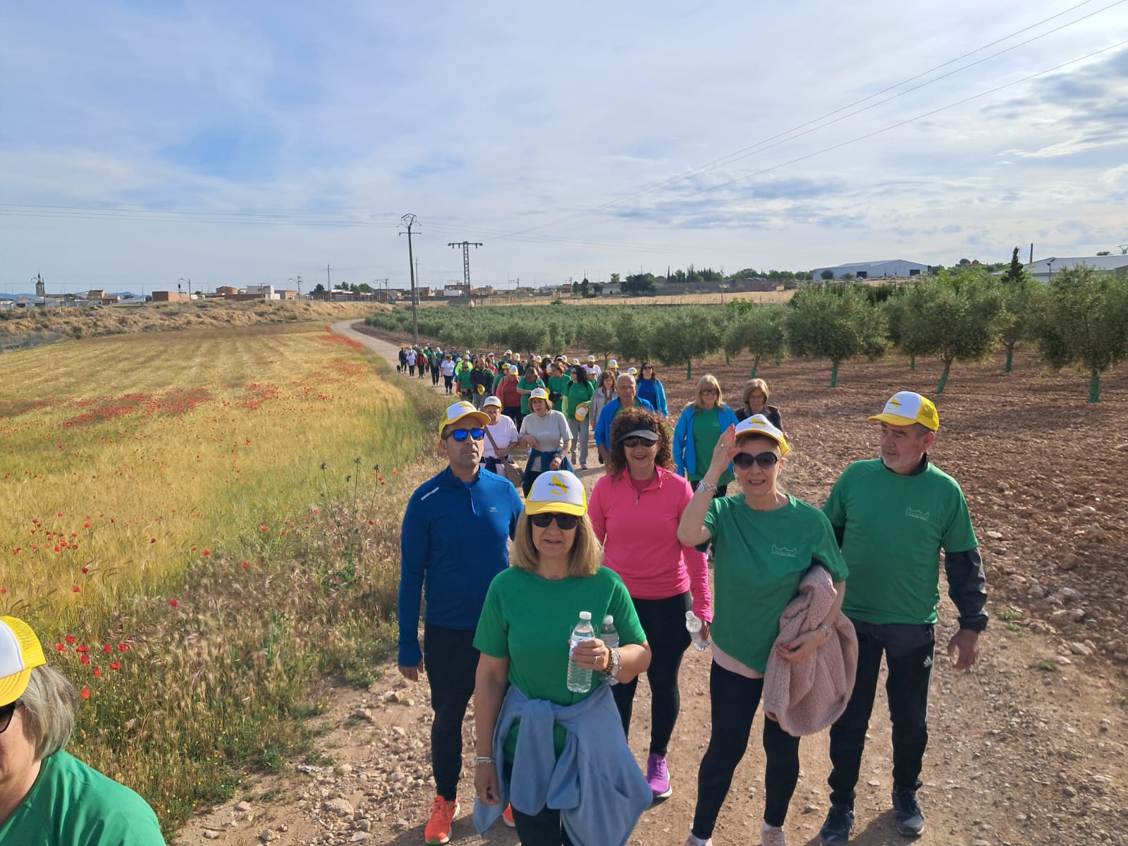 La actividad 'Paseando por el barrio y alrededores' congregó a 82 personas.