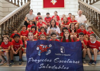 La alcaldesa Rosa Melchor recibe a 26 alumnos y alumnas del CEIP Alces tras alzarse con el Premio al Mérito Deportivo de Castilla-La Mancha 2026