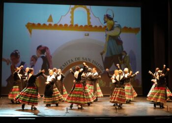 La Asociación de Coros y Danzas celebra en el Teatro Emilio Gavira el XLII Festival de Fin de Curso