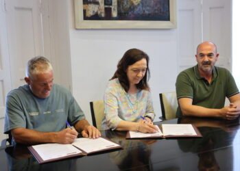 El Ayuntamiento y la Sociedad de Cazadores La Deportiva renuevan su convenio para frenar las plagas de conejos y palomas en el municipio