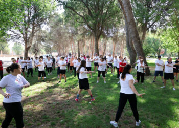 El Centro de Mayores de Alcázar celebra una sesión conjunta de actividades físicas para conmemorar su fin de curso