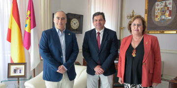 Diputación y Colegio Oficial de Veterinarios apuestan por un marco de colaboración institucional al que se puedan adherir los ayuntamientos para fomentar el control de las colonias felinas