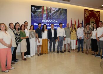 Manuel Serrano felicita a las tres parejas de Manchegos y Manchegas que representarán a la Feria de Albacete 2026 y serán grandes embajadores de nuestras señas de identidad