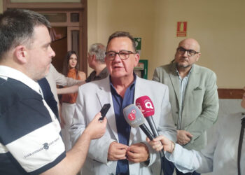 El diputado provincial Carlos Martín de la Leona resalta el compromiso social de VivELA y reclama avances en apoyo e investigación