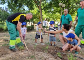 Medio centenar de escolares plantan en Valdepeñas por el Día Mundial del Medio Ambiente