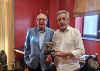 Valdepeñas custodia el primer corcho de los alcornoques de Gruart La Mancha