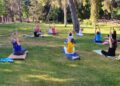 Yoga en el parque para despedir el curso de la UP