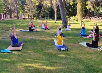 Yoga en el parque para despedir el curso de la UP