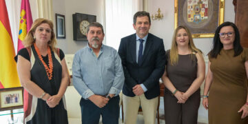 El alcalde de Horcajo de los Montes le plantea a Valverde nuevas inversiones y le agradece el incremento del apoyo económico de la Diputación a su pueblo