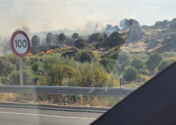 Sube a nivel 2 el incendio de la Academia de Infantería, con riesgo de detonaciones, y se recomienda evitar el paso por la cuesta de Las Nieves