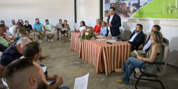 Valverde reafirma en Agudo, durante la reunión de la Lonja del Ovino, el compromiso de la Diputación con el sector agroganadero pese a no tener competencias