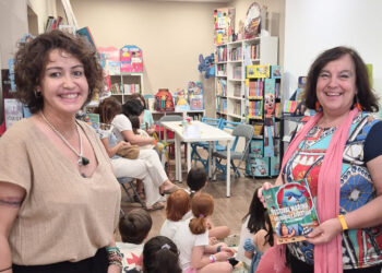 La concejala de Juventud destaca el talento creativo y educativo de Pilar Valentín en la presentación de “Festival Marino, Solidario y Divertido”