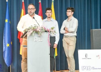 Javier Navarro destaca el valor de la formación europea y el pensamiento crítico en la clausura de la Escuela Mentora del Parlamento Europeo del IES García Pavón