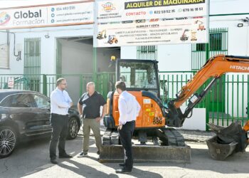 El alcalde visita Import-Export Global Navarro y destaca su expansión y apuesta por la formación