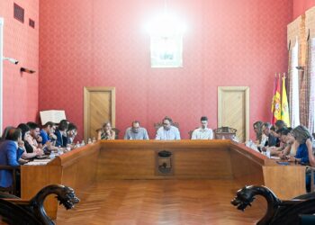 El pleno pide a la Junta que responda a la petición de ampliación del CEIP Embajadores y el IES García Pavón