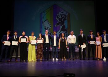 El IES Miguel de Cervantes celebra la graduación de sus 150 estudiantes de Bachillerato en el Teatro Emilio Gavira de Alcázar de San Juan