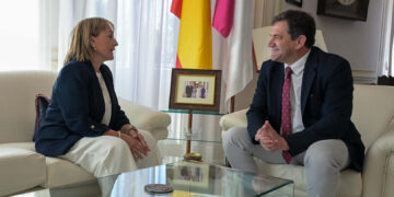 El presidente de la Diputación de Ciudad Real le agradece a María Jesús Alarcón la colaboración mantenida con la institución provincial