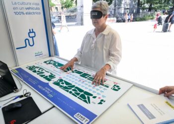 La Feria del Libro de Madrid muestra su apuesta por la accesibilidad junto a ONCE con visitas guiadas y planos táctiles