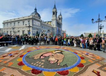 La accesibilidad, presente en los trabajos de los alfombristas que decorarán con flores Madrid esta madrugada
