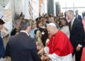 Dos estudiantes del Colegio de la ONCE de Madrid saludan a León XIV a su llegada a España entre alegría y emoción