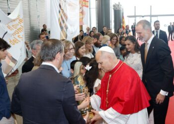 Dos estudiantes del Colegio de la ONCE de Madrid saludan a León XIV a su llegada a España entre alegría y emoción