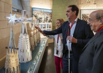 Una niña ciega mostrará con las manos al Papa la torre de Jesucristo de la Sagrada Familia