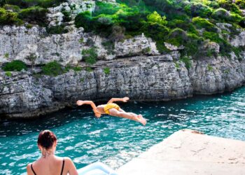 “Con cabeza sí, de cabeza no”, el aviso para evitar lesiones medulares este verano