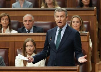 Feijóo llama “cobarde” a Sánchez por “amordazar” al Congreso y le emplaza a suspender de militancia a Zapatero