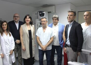 Blanca Fernández destaca la excelencia de los profesionales del Hospital de Puertollano y la apuesta del Gobierno regional por la mejor tecnología sanitaria