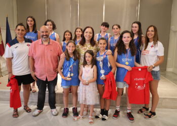 La alcaldesa de Alcázar de San Juan recibe al equipo alevín femenino de baloncesto del Colegio Santísima Trinidad tras una gran temporada del conjunto