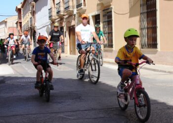 El Día de la Bicicleta reúne a 300 participantes en una mañana de deporte y solidaridad