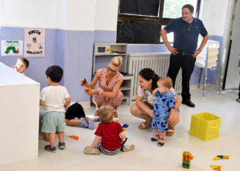 El Gobierno regional pone a Cañizares como ejemplo de una política que abre escuelas infantiles y fija población en el medio rural