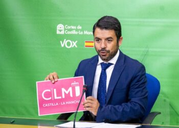 VOX denuncia que Page moviliza un centenar de coches oficiales y gasta 3.000€ en aparcarlos a la sombra