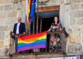 La Delegación de la Junta en Talavera luce la bandera del Orgullo LGTBI como símbolo de compromiso con la diversidad