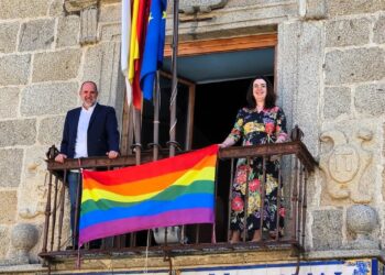 La Delegación de la Junta en Talavera luce la bandera del Orgullo LGTBI como símbolo de compromiso con la diversidad