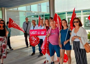 El personal técnico sanitario se concentra a las puertas del Hospital de Cuenca