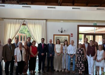 El Gobierno regional acompaña a las personas mayores de Torrijos en la comida anual de ‘La Humanitaria’