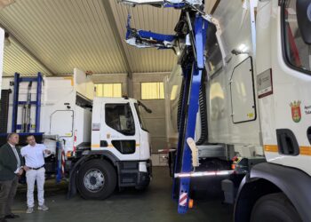 El Ayuntamiento incorpora dos nuevos camiones recolectores de carga lateral para mejorar el servicio de recogida de residuos